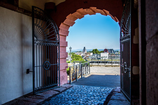 Blick auf die D&auml;cher von Mainz durch das Tor der Zitadelle