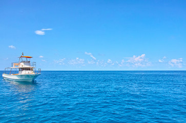 宮古島　中の島海岸に停泊するダイバー船