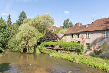 rivi&egrave;re auv&eacute;z&egrave;re traversant S&eacute;gur le ch&acirc;teau