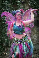 Junge Frau als schrille, farbenfrohe Elfe , Pixie verkleidet © Sinnlichtarts