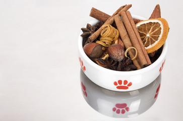 Katzennapf gefüllt mit Weihnachtsdekoration