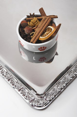 Katzennapf gefüllt mit Weihnachtsdekoration