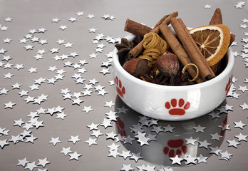 Katzennapf gefüllt mit Weihnachtsdekoration