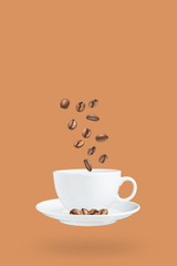 Fliegende Kaffeebohnen und Kaffeetasse
