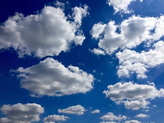 Obraz premium Blauer Himmel mit weissen Wolken