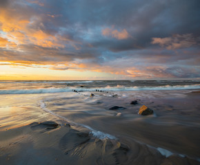 Fototapeta Piękny,naturalny pejzaż morski. Zachód słońca nad sztormowym morzem
 obraz