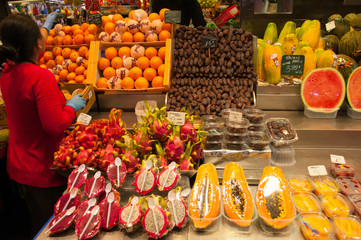 Фрукты на прилавке на рынке Бокерия, Барселона, Испания