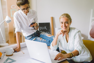 Obraz premium Team project. College students working on laptop for upcoming exam.