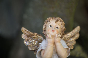 Trauriger nachdenklicher Engel als Dekoration. Engelchen am Grab oder Friedhof als Trauerkarte