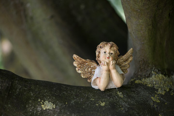 Trauriger nachdenklicher Engel als Dekoration. Engelchen am Grab oder Friedhof als Trauerkarte