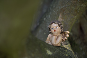 Trauriger nachdenklicher Engel als Dekoration. Engelchen am Grab oder Friedhof als Trauerkarte