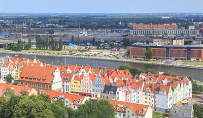 Fototapeta na wymiar Szczecin - Panorama starego miasta z kamienicami na Rynku Staromiejskim oraz gotycko-barokowym ratuszem staromiejskim. W oddali Odra oraz Port Szczeciński