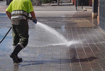 Obraz premium City workers - cleaning and washing of city streets