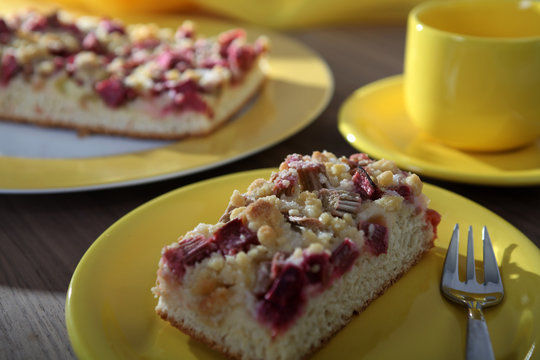 Hausgemachter Rhabarberkuchen