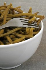 Fourchette dans un bol d'haricots verts 