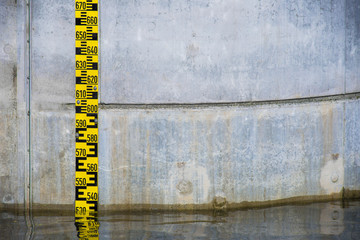 Eine Anzeige für den Wasserpegel an einer Hochwasserschutzanlage - obrazy, fototapety, plakaty