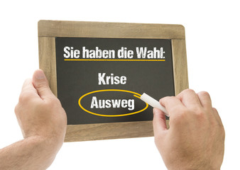 Hand wählt Ausweg auf Kreidetafel