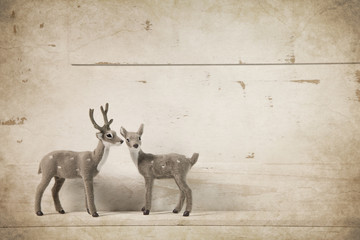 Zwei Hirsche oder Elche auf Holz Hintergrund zur Dekoration an Weihnachten.