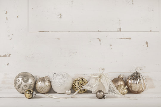 Hintergrund Weihnachten in beige weiß mit Dekoration in silber und gold.
