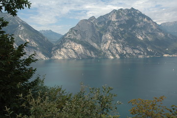 Fototapeta na wymiar vista lago di Garda dal sentiero Torbole-Tempesta