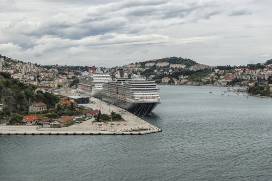 Croatia, Dubrovnik, view to the harbor with moored cruise liners