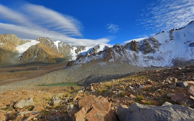 Fototapeta na wymiar cirque glaciers, rocky road, red mountain stone, summer, glacial valleys, mountains, Kazakhstan, Kyrgyzstan