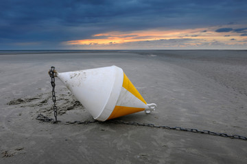 Boje am Strand von St. Peter Ording bei  Ebbe, Sonnenuntergang