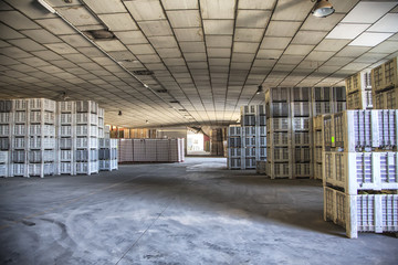 Almac&eacute;n con cajas