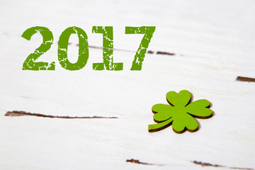Hintergrund mit Kleeblatt und Aufschrift: 2017