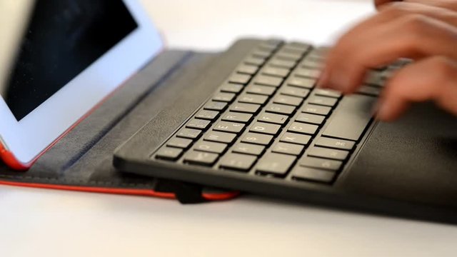 Nahaufnahme Arbeit mit dem Tablet - schreiben auf einer Tastatur