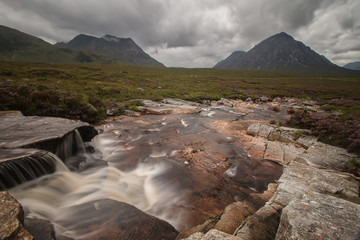 Gebirgsbächlein und Berge im Glen Coe Tal, Highlands, Schottland