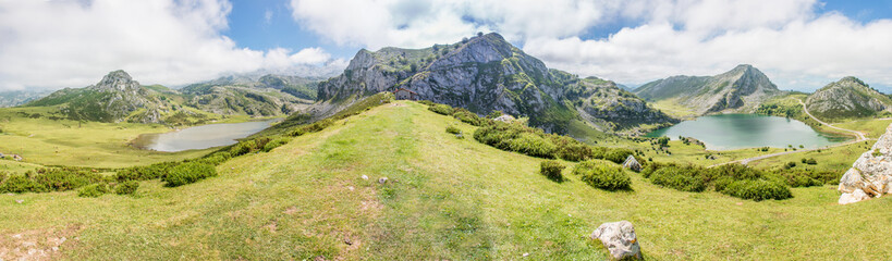 Fototapeta na wymiar Lago de Enol und Lago de la Ercina Bergsee im Parque Nacional de los Picos de Europa (Picos d’Europa) Asturies (Asturien, Asturias) Spanien (España)