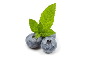 Свежая голубика с зелеными листочками мяты на белом фоне