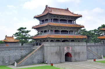 Obraz premium Long'en Gate of Fuling Tomb of Qing Dynasty, Shenyang, China. Fuling Tomb is the UNESCO World Heritage Site since 2004. Fuling Tomb (East Tomb) is the mausoleum of Nurhaci.