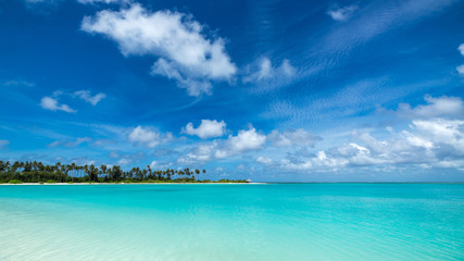 Fototapeta na wymiar Perfect tropical island paradise beach