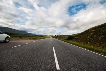 Asphaltierte Straße in Clen Coe, Schottland