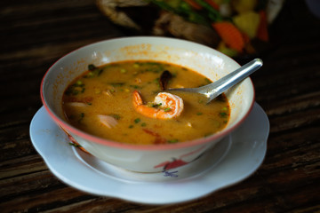 Thai traditional tom yum soup with prawns on dark background. Asian cuisine. - 118574209