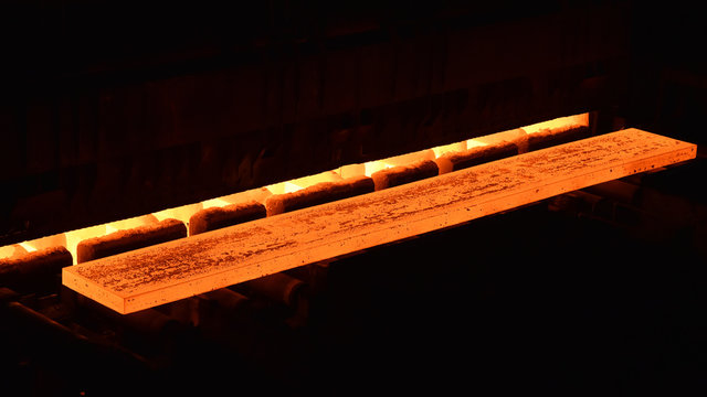 gl&uuml;hende Bramme in einem Walzwerk - industrielle Produktion von Stahlprodukten // red hot slab in a rolling mill
