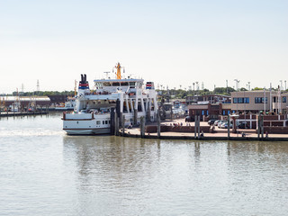 Autofähre im Hafen Norddeich in Ostfriesland
