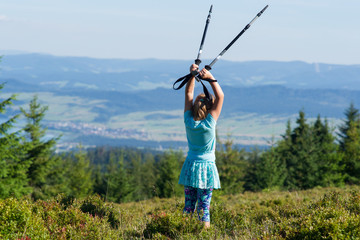 dziewczynka z kijami trekkingowymi w górach, Gorce, widok na zalew Czorsztyński © Piotr Szpakowski