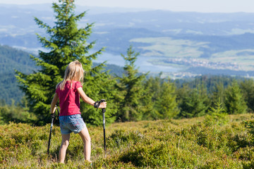 dziewczynka z kijami trekkingowymi w górach, Gorce, widok na zalew Czorsztyński