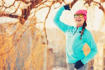 Obraz premium Girl jogging in frozen park