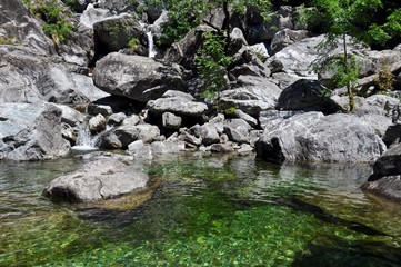 Naklejka na ściany i meble Fluss Maggia im Tessin, mit glasklarem Wasser , Schweiz