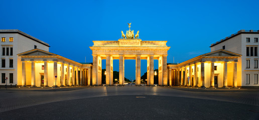 Der Pariser Platz mit dem Brandenburger Tor, Nachts, Berlin, Deutschland © AVTG