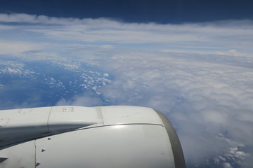 Fototapeta na wymiar 飛行機から見える空と雲
