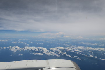 飛行機から見える空と雲