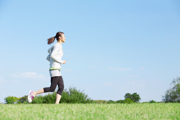 女性　ランニング　公園