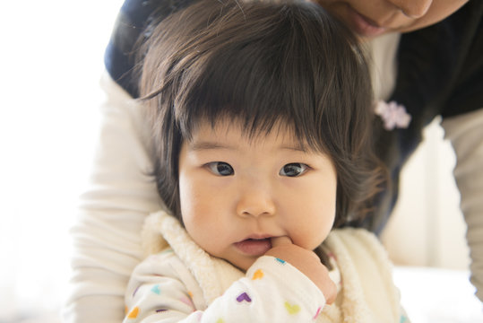 指をくわえる Photos Royalty Free Images Graphics Vectors Videos Adobe Stock