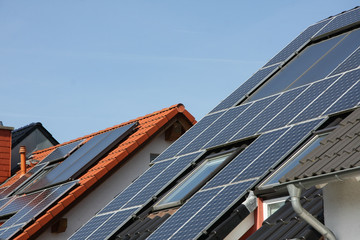Photovoltaik auf Hausdach - obrazy, fototapety, plakaty