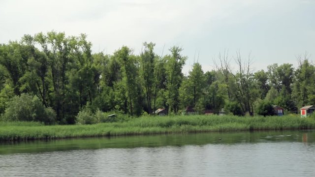 Движение вдоль берега реки